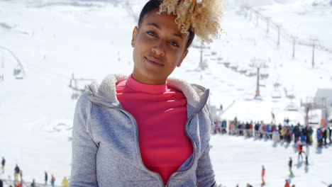 Trendige-Junge-Frau-In-Einem-Alpinen-Skigebiet