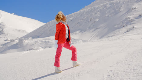 Schönes-Mädchen-Im-Ski-Outfit-Auf-Dem-Schnee