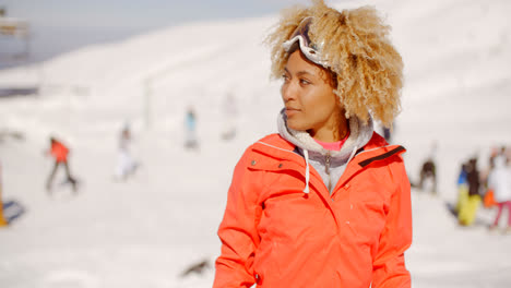 Trendige-Junge-Frau-In-Einem-Alpinen-Skigebiet