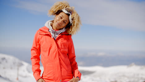 Junge-Skifahrerin-Neigt-Ihren-Kopf-Zur-Seite