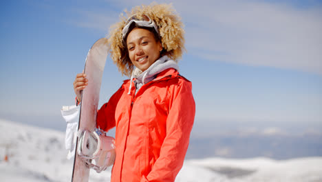 Esquiador-Confiado-Con-Esquís-Y-Guantes-En-La-Colina