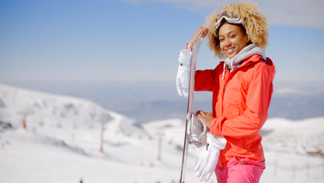 Esquiador-Confiado-Con-Esquís-Y-Guantes-En-La-Colina