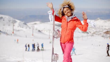 Aufgeregt-Skifahrer-Winkt-Von-Der-Spitze-Der-Piste