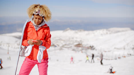 Lächelnder-Skifahrer-Checkt-Sein-Telefon-Am-Gipfel-Der-Piste