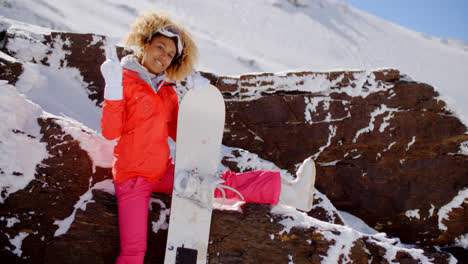 Skifahrer-Stützte-Sich-Mit-Snowboard-Auf-Felsen