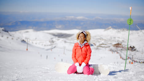 Snowboarder-wearing-white-gloves-on-her-knees