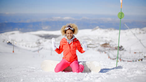 Snowboarder-wearing-white-gloves-on-her-knees