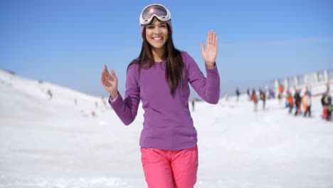 Mujer-Joven-Feliz-En-Una-Estación-De-Esquí
