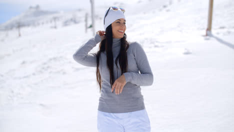 Beautiful-woman-laughing-on-ski-slope