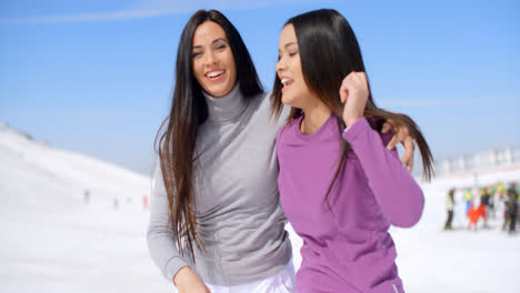 Lachende,-Lebhafte-Junge-Frauen-In-Einem-Skigebiet