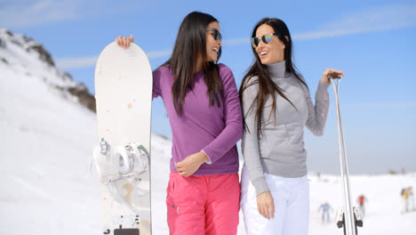 Süße-Schwestern-Mit-Snowboards