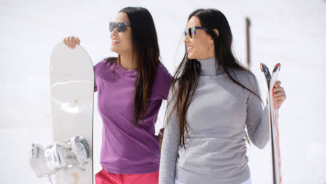 Dos-Mujeres-Jóvenes-Atractivas-Con-Sus-Tablas-De-Snowboard.