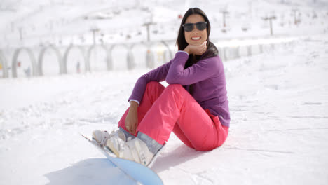 Gorgeous-young-woman-using-a-snowboard