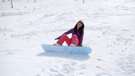 El-Snowboarder-Riendo-Cae-En-La-Nieve.
