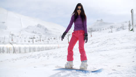 Mujer-Joven,-Posición,-Equilibrio,-En,-Un,-Snowboard