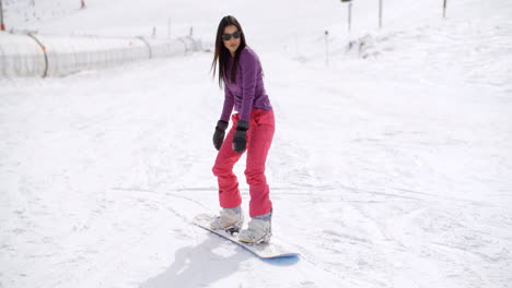 Junge-Frau-Steht-Auf-Einem-Snowboard-Balancierend
