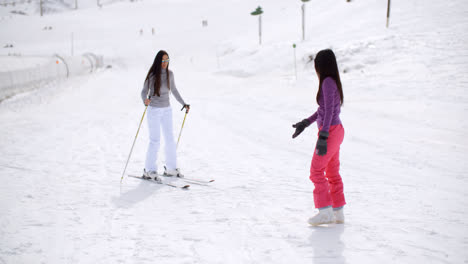 Junge-Frau-Lernt-Skifahren-Von-Einem-Freund