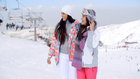 Zwei-Hübsche-Junge-Freundinnen-In-Einem-Skigebiet