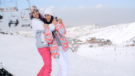 Dos-Mujeres-Jóvenes-Lindas-Y-Atractivas-En-Una-Estación-De-Esquí