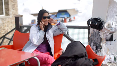 Mujer-Joven-Relajándose-En-Una-Estación-De-Esquí-Alpino