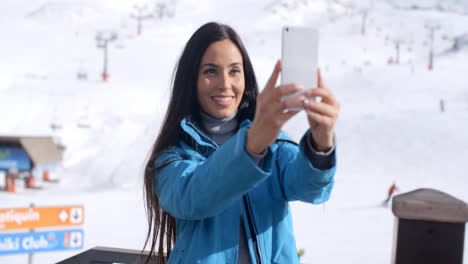 Lächelnde-Junge-Frau-Die-Ein-Winter-Selfie-Macht