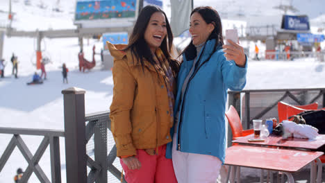 Lachende-Freunde-Machen-Ein-Selfie-In-Einem-Skigebiet