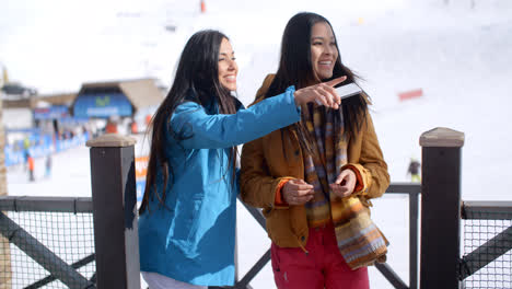 Dos-Mujeres-Jóvenes-En-Unas-Vacaciones-De-Esquí-De-Invierno