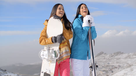 Zwei-Junge-Frauen-Mit-Ihren-Snowboards