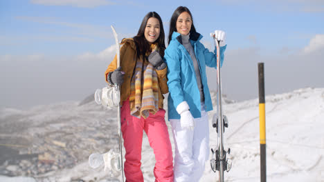 Dos-Mujeres-Jóvenes-Con-Sus-Tablas-De-Snowboard