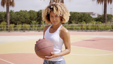 Sexy-Junge-Frau-Posiert-Mit-Einem-Basketball