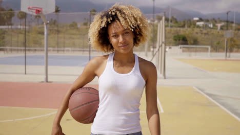 Eine-Junge-Sportlerin,-Die-Mit-Basketball-Geht-Walking