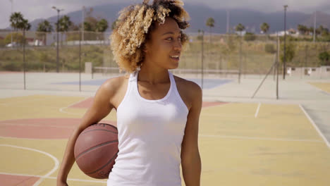 Eine-Junge-Sportlerin,-Die-Mit-Basketball-Geht-Walking
