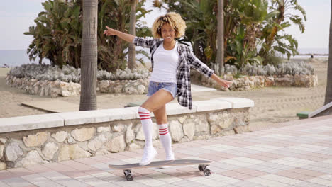 Verspielte-Sexy-Junge-Frau-Posiert-Mit-Einem-Skateboard