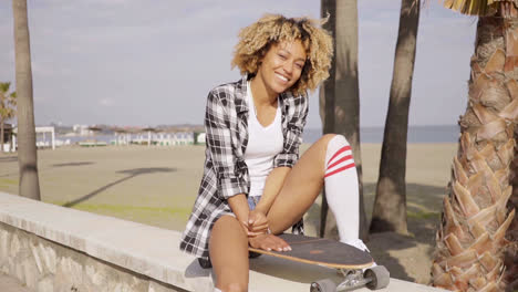 Lächelnde-Glückliche-Frau-Mit-Ihrem-Skateboard