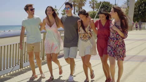 Junge-Gruppe-Trendiger-Freunde-Im-Sommerurlaub