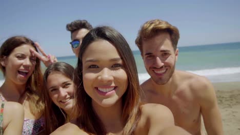 Grupo-De-Amigos-Tomando-Selfie-En-La-Playa-Soleada