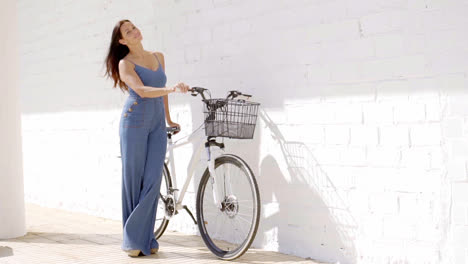 Mujer-Joven-Elegante-Sosteniendo-Una-Bicicleta