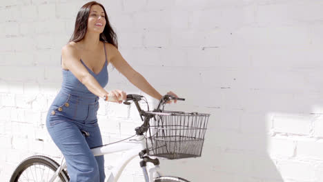 Mujer-Joven-En-Forma-Saludable-Montando-Su-Bicicleta