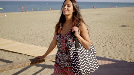 Stylish-woman-with-a-happy-smile-at-the-beach