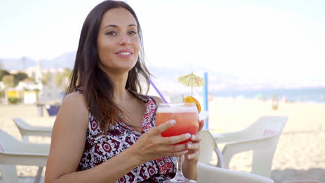 Glückliche-Freundliche-Frau-Trinkt-Einen-Tropischen-Cocktail