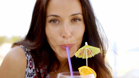 Mujer-Bonita-Bebiendo-Un-Cóctel-En-La-Playa.