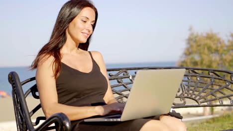 Mujer-Atractiva-Trabajando-Al-Aire-Libre-En-Una-Computadora-Portátil.