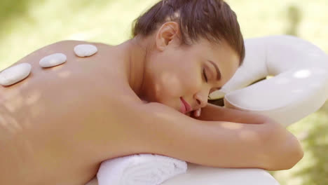 Frau-Bei-Einer-Hot-Stone-Spa-Massage