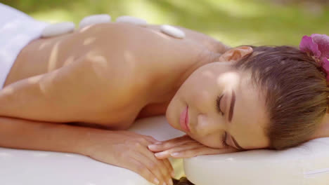 Hübsche-Junge-Frau-Genießt-Eine-Hot-Stone-Massage