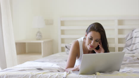 Mujer-Joven-Que-Se-Establecen-En-La-Cama-Usando-Laptop