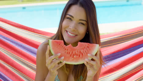Fröhliche-Frau-Im-Bikini,-Die-Wassermelonenscheibe-Isst