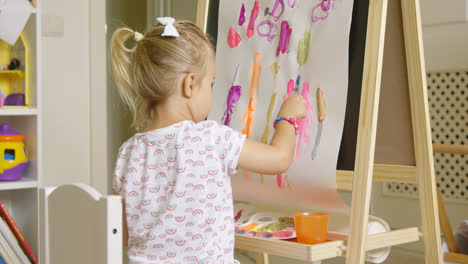 Süße-Kreative-Kleine-Mädchen-Künstler-Malerei