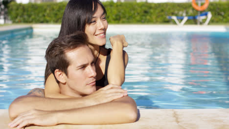 Handsome-smiling-couple-cuddles-in-swimming-pool