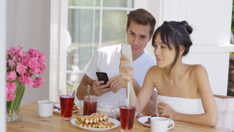 Woman-showing-man-something-on-her-phone