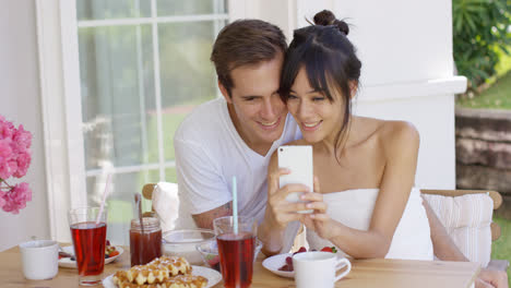Woman-sharing-with-man-something-on-her-phone